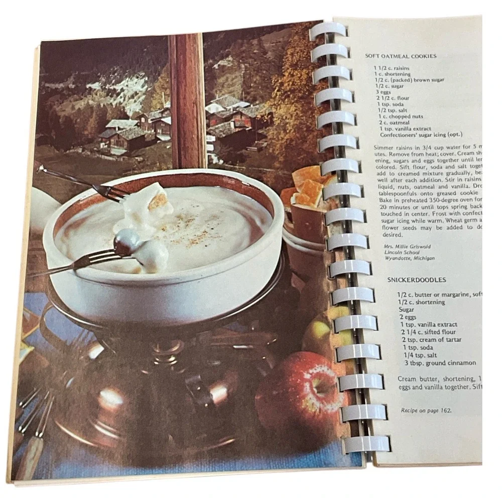 Life-Saver Cookbook Home Economics Teachers Favorites 1976 Spiral Bound‎ Recipes